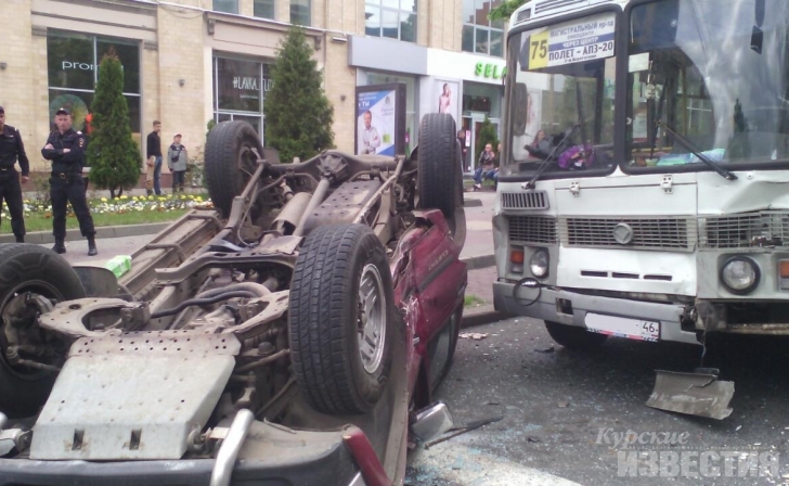 В Курске в субботу в центре города перевернулся вседорожный автомобиль. Есть пострадавшие