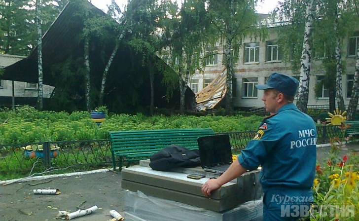 В Курской области сорвало кровлю с дома-интерната, пострадавших нет В Курской области сорвало кровлю с дома-интерната, пострадавших нет